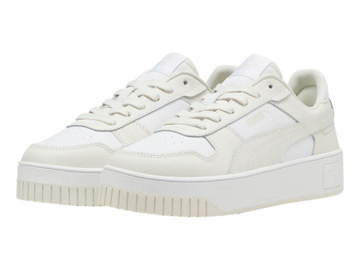 Tenis PUMA Carina Street color blanco y gris vapor con suela de plataforma.