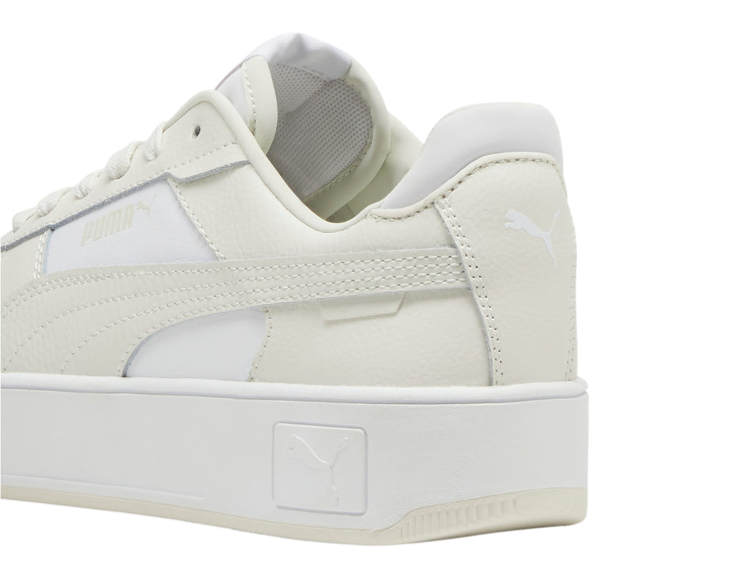 Tenis PUMA Carina Street color blanco y gris vapor con suela de plataforma.