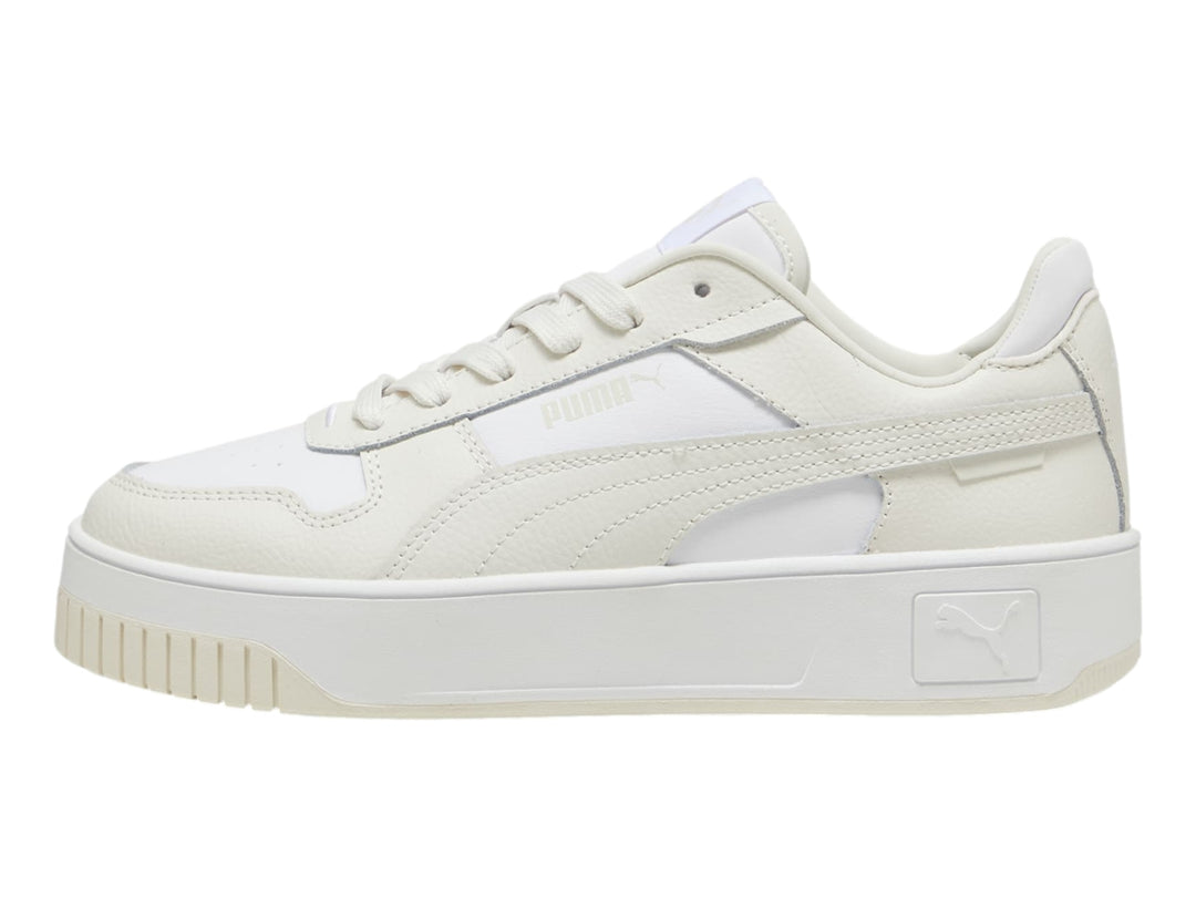 Tenis PUMA Carina Street color blanco y gris vapor con suela de plataforma.