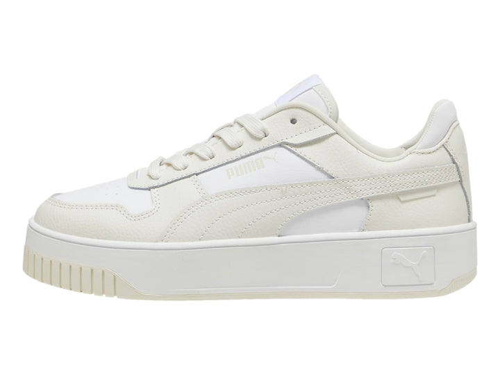 Tenis PUMA Carina Street color blanco y gris vapor con suela de plataforma.