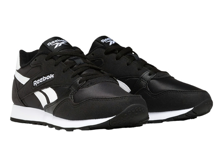 Tenis deportivos Reebok color negro con franjas y suela blanca.