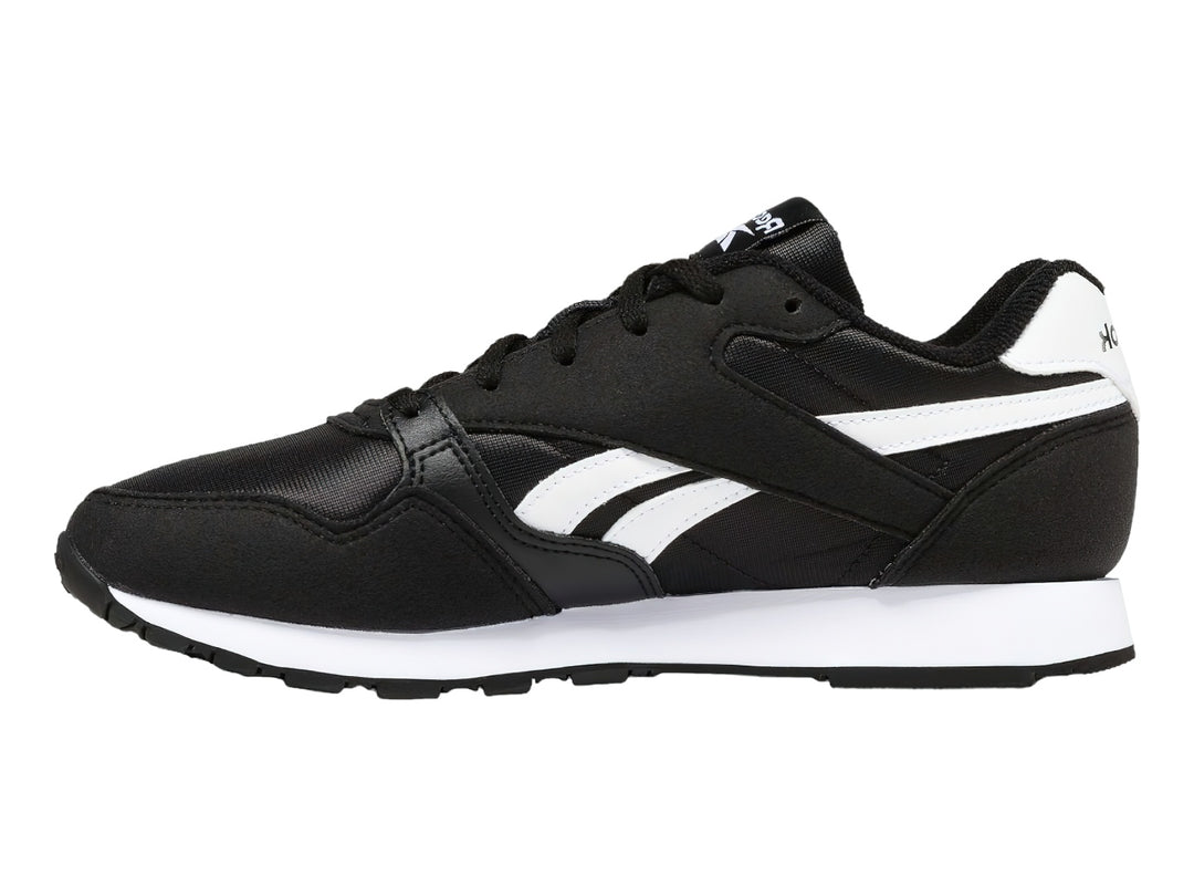 Tenis deportivos Reebok color negro con franjas y suela blanca.