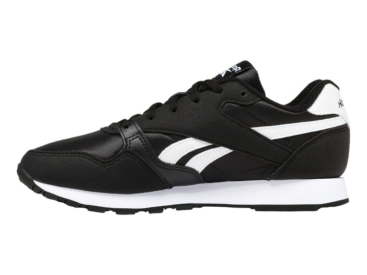 Tenis deportivos Reebok color negro con franjas y suela blanca.