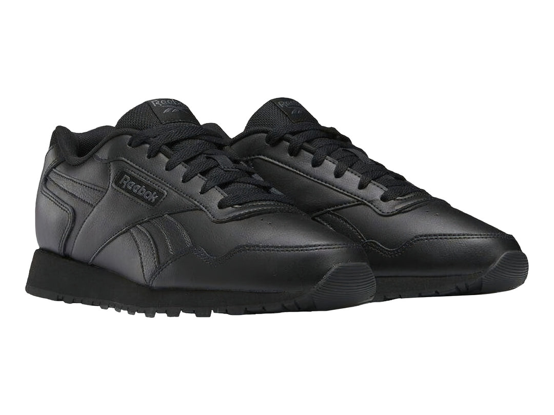 Tenis deportivos Reebok color negro con suela negra y logotipo lateral.
