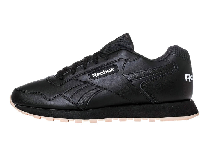 Tenis deportivos Reebok color negro con suela beige y logotipo blanco.