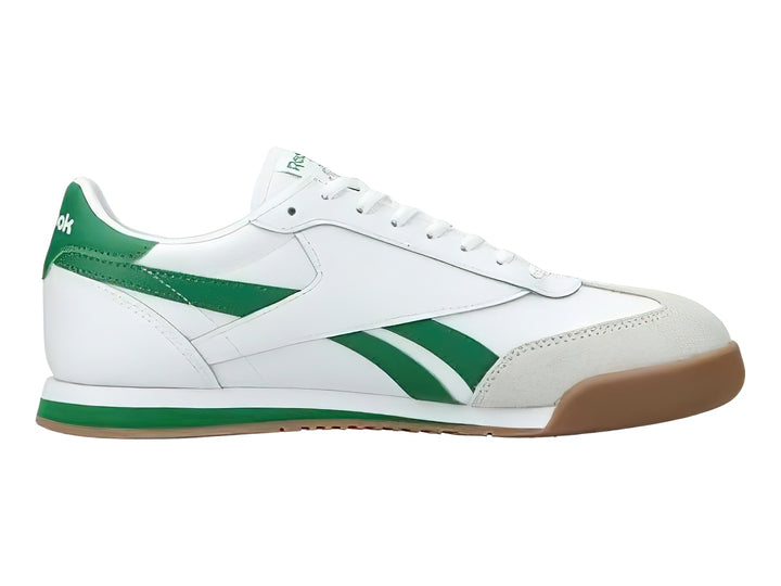 Tenis Reebok blancos con franjas verdes y suela color café.