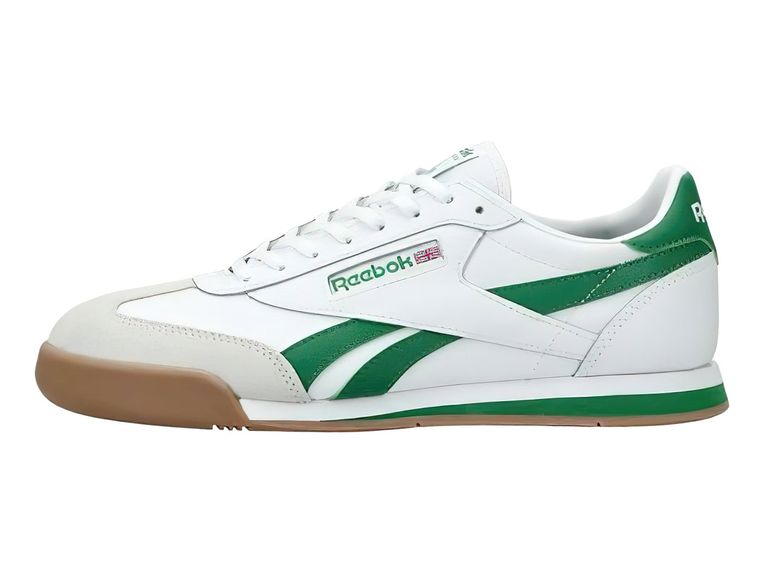 Tenis Reebok blancos con franjas verdes y suela color café.