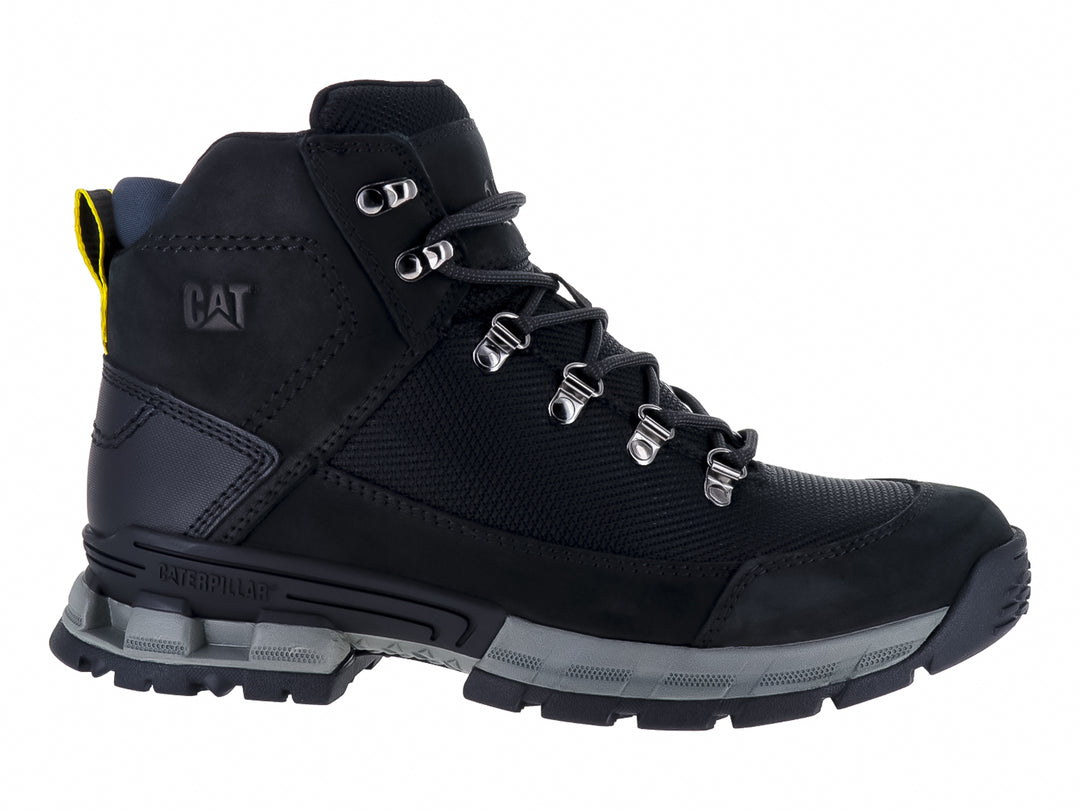Bota Caterpillar de cuero negro con suela gris y detalles amarillos.