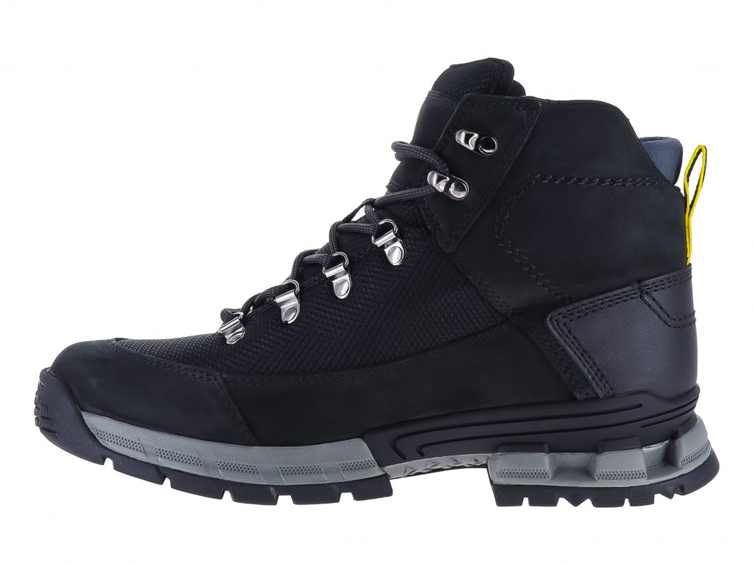 Bota Caterpillar de cuero negro con suela gris y detalles amarillos.