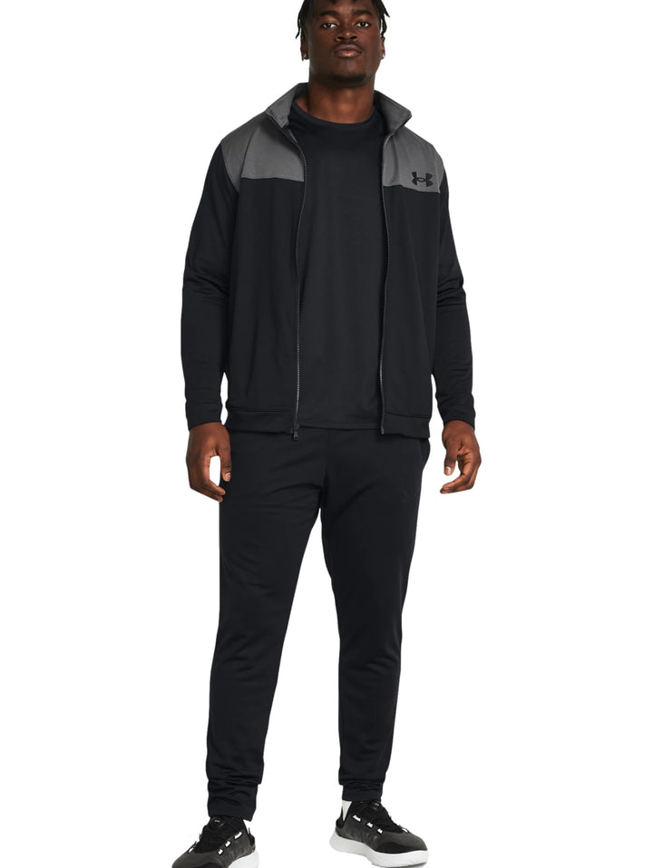 Conjunto deportivo Under Armour en color negro con detalles grises en los hombros.