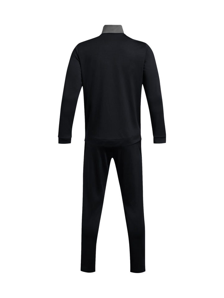 Conjunto deportivo Under Armour en color negro con detalles grises en los hombros.