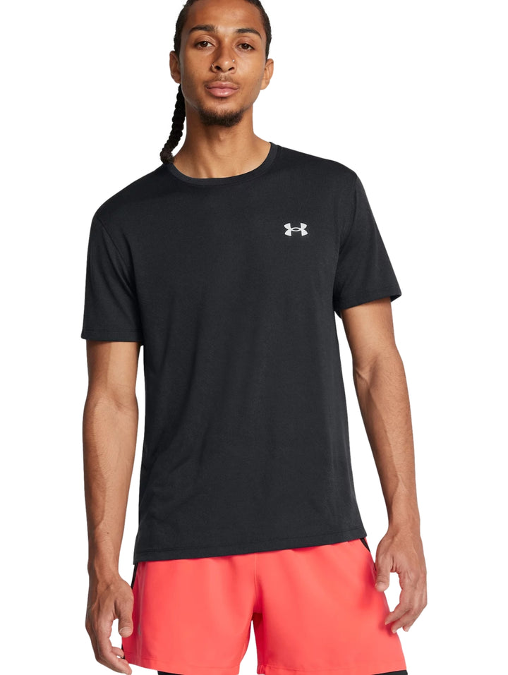 Hombre vistiendo una camiseta deportiva de manga corta color negro de la marca Under Armour.