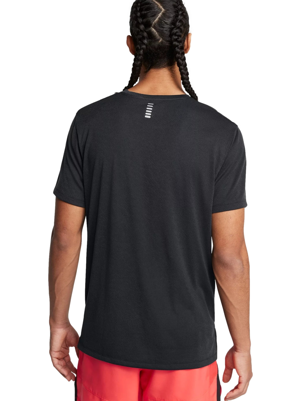 Hombre vistiendo una camiseta deportiva de manga corta color negro de la marca Under Armour.