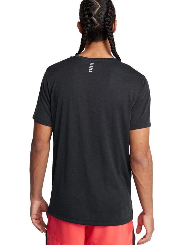 Hombre vistiendo una camiseta deportiva de manga corta color negro de la marca Under Armour.