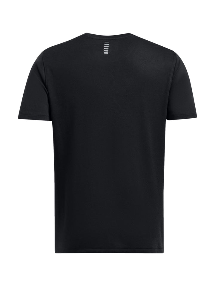 Hombre vistiendo una camiseta deportiva de manga corta color negro de la marca Under Armour.
