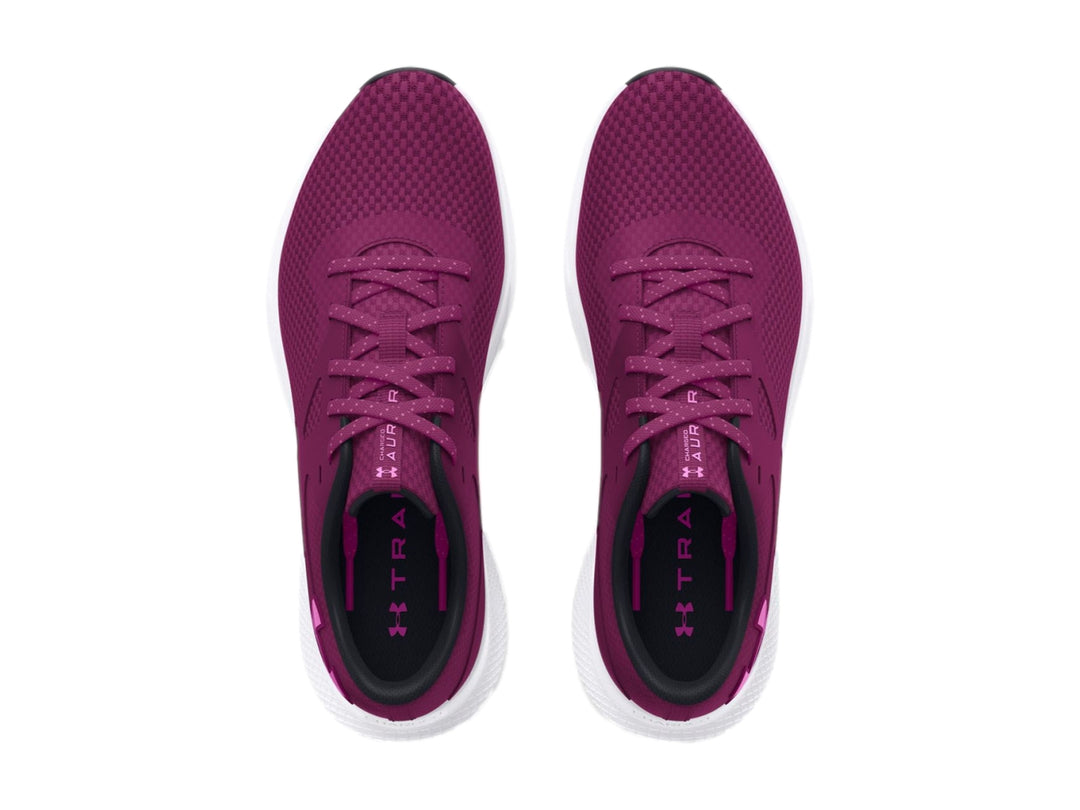 Zapato deportivo Under Armour color morado con suela blanca y detalles en malla.