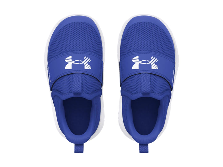 Tenis deportivos Under Armour color azul con suela blanca y correa de velcro.