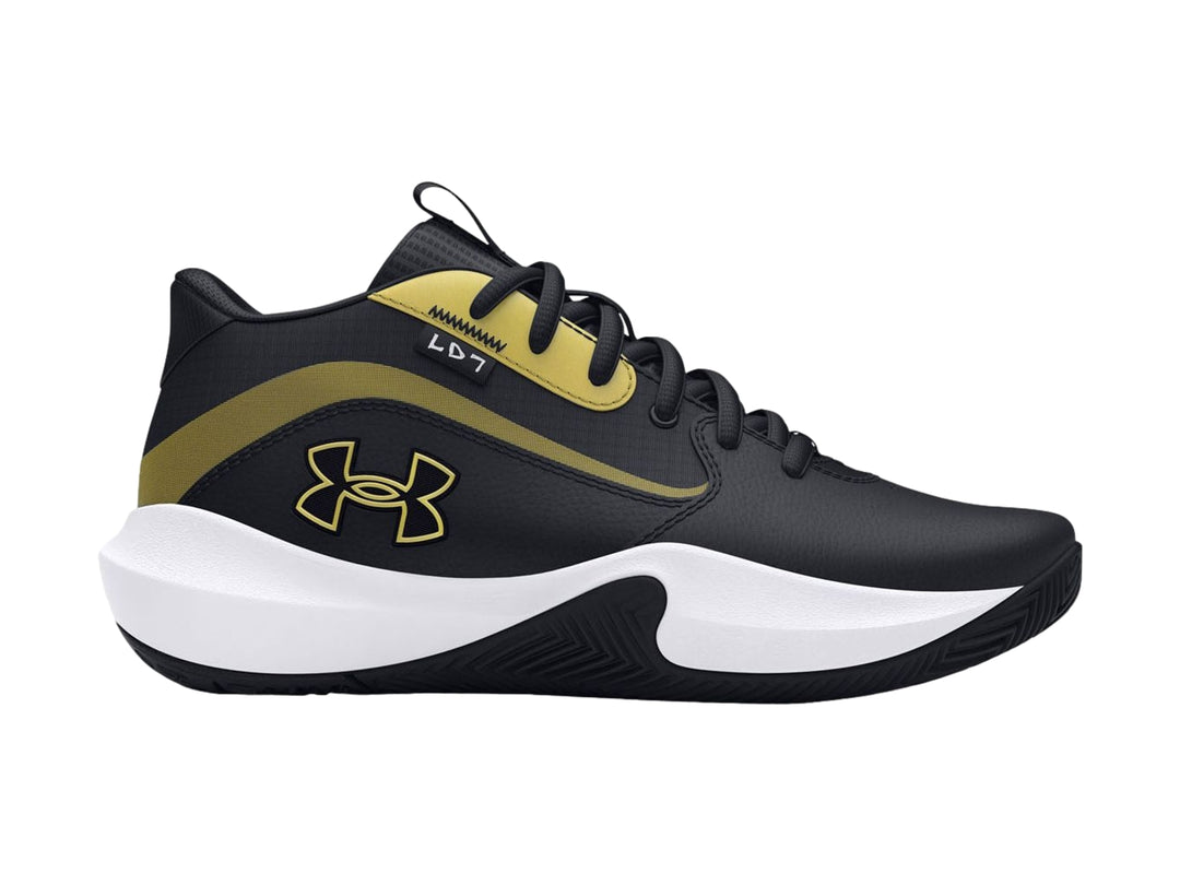 Tenis de baloncesto Under Armour color negro con detalles en dorado y suela blanca.