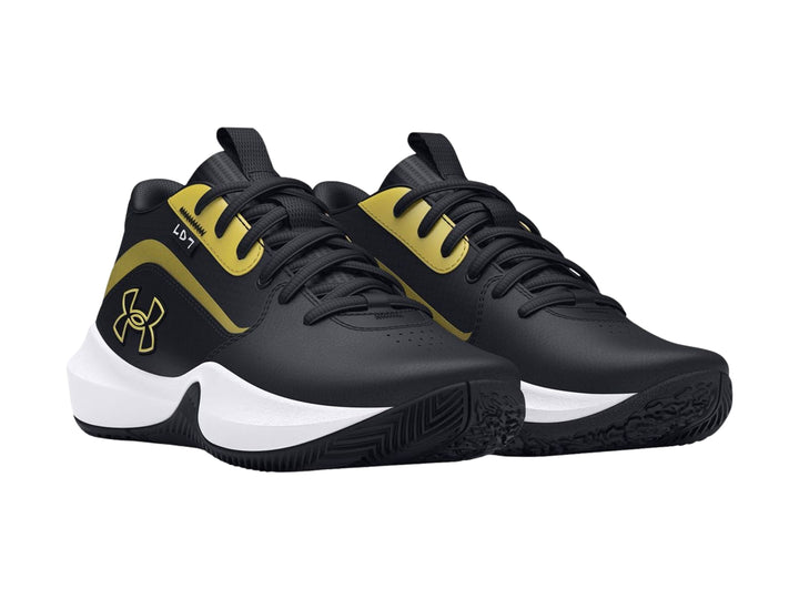 Tenis de baloncesto Under Armour color negro con detalles en dorado y suela blanca.