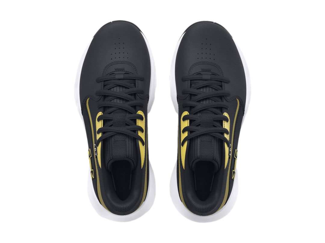 Tenis de baloncesto Under Armour color negro con detalles en dorado y suela blanca.