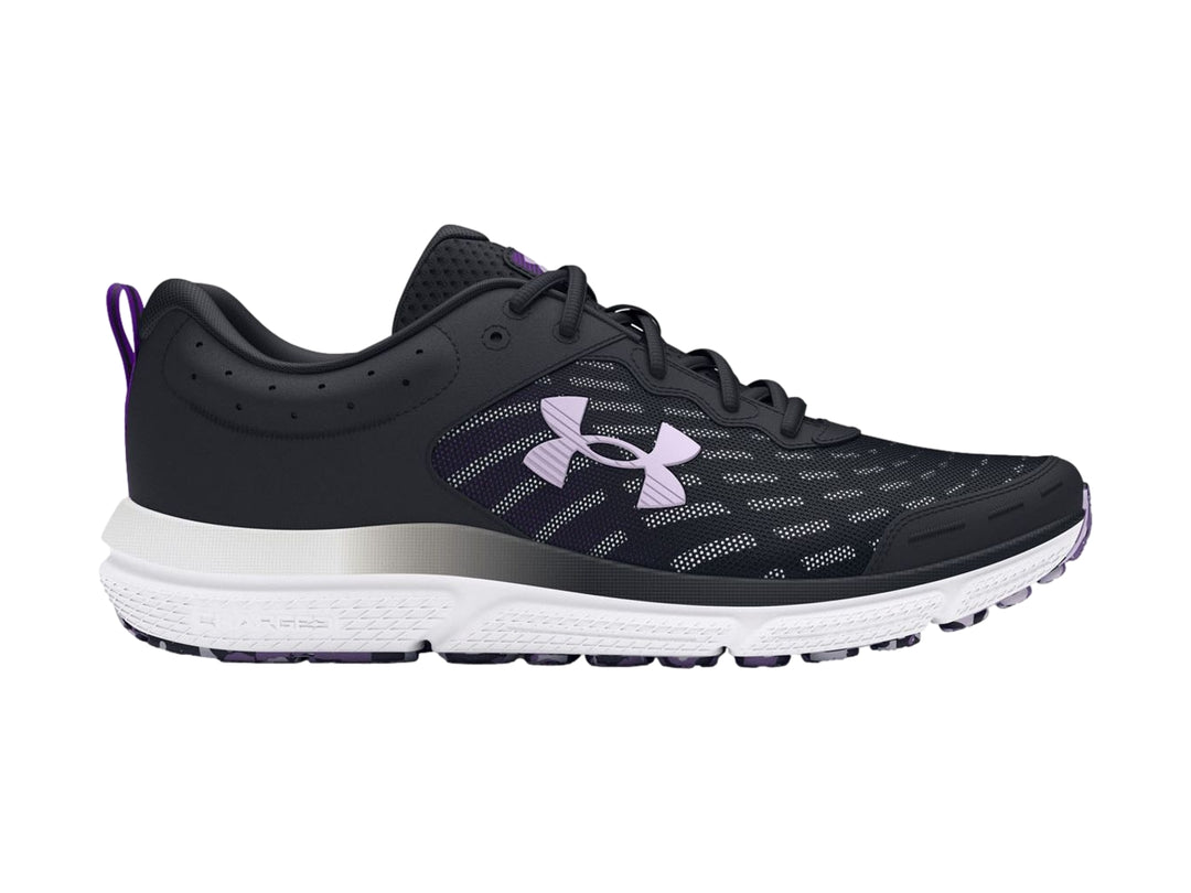 Tenis deportivos Under Armour color negro con suela blanca y detalles en morado.