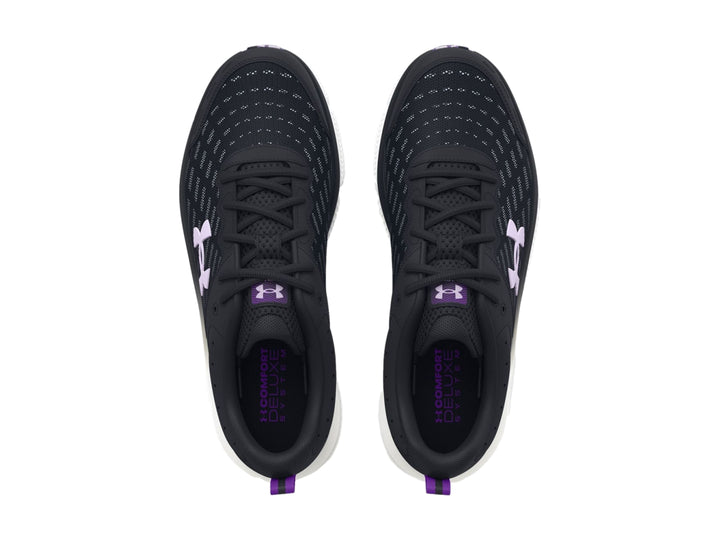 Tenis deportivos Under Armour color negro con suela blanca y detalles en morado.