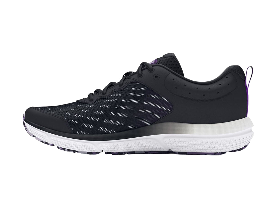 Tenis deportivos Under Armour color negro con suela blanca y detalles en morado.
