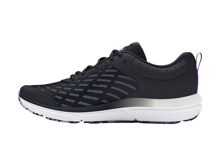 Tenis deportivos Under Armour color negro con suela blanca y detalles en morado.