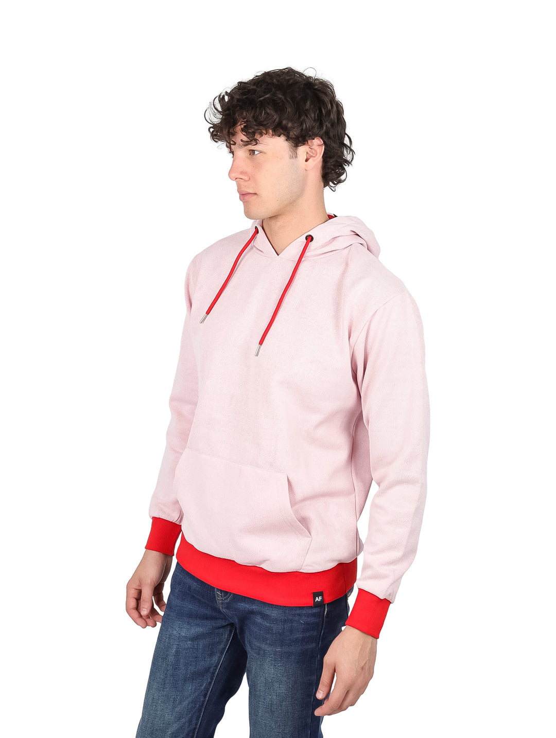Sudadera con capucha color rosa con detalles en rojo en los puños, cintura y cordones.