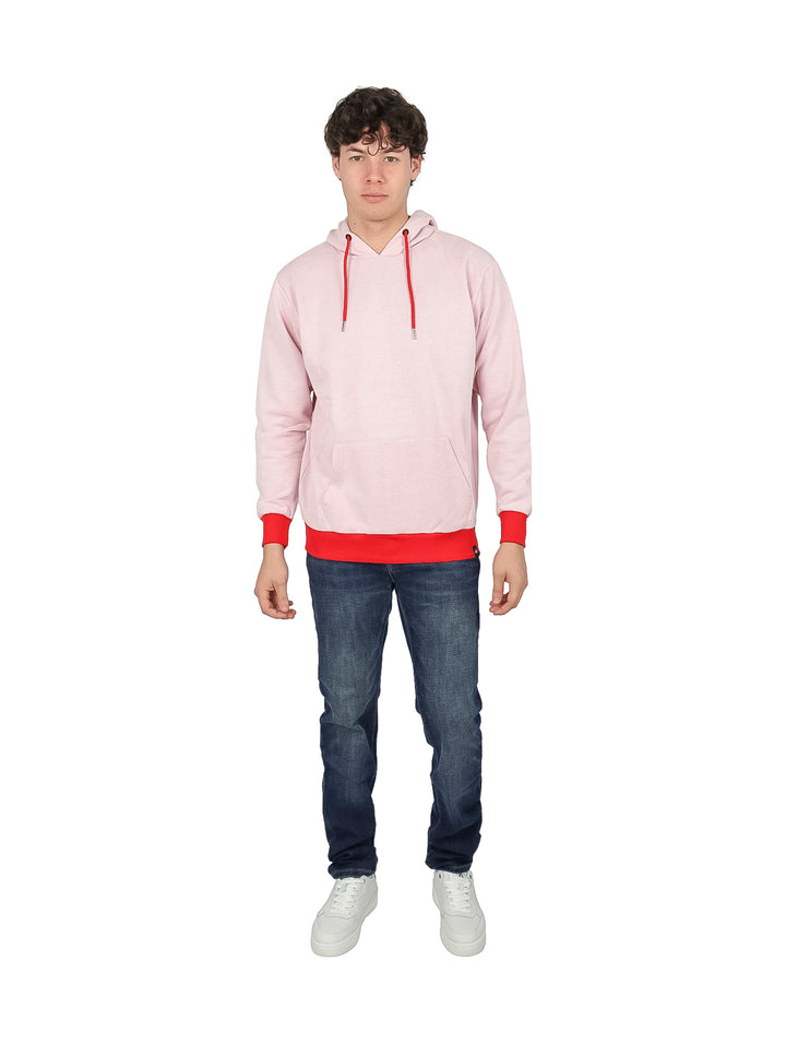 Sudadera con capucha color rosa con detalles en rojo en los puños, cintura y cordones.