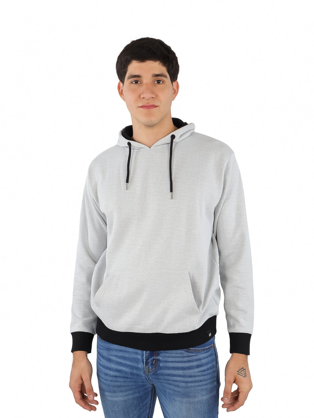 Sudadera con capucha color gris con detalles en negro en puños, cintura y cordones.