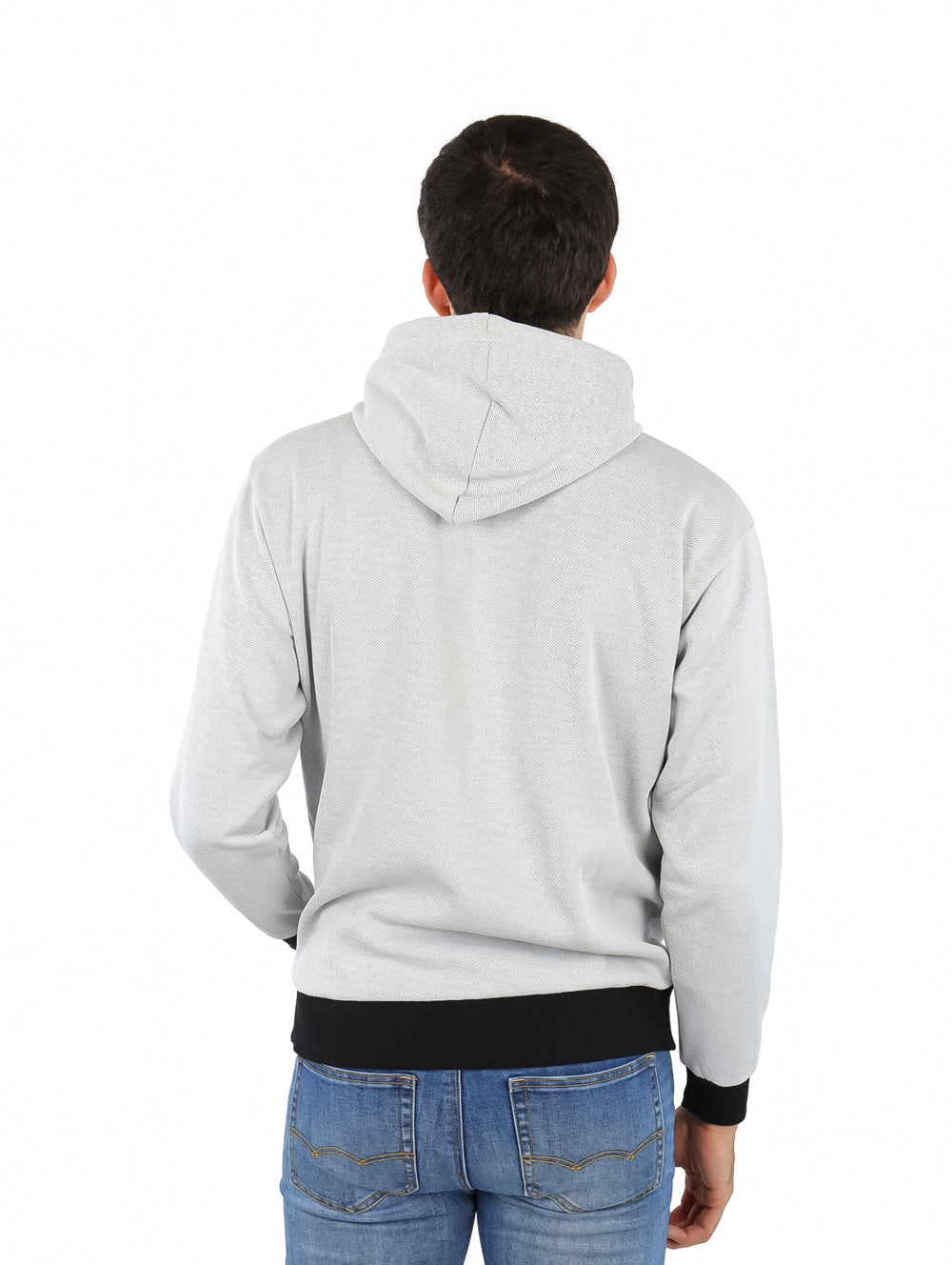 Sudadera con capucha color gris con detalles en negro en puños, cintura y cordones.