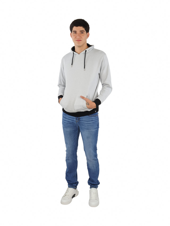 Sudadera con capucha color gris con detalles en negro en puños, cintura y cordones.