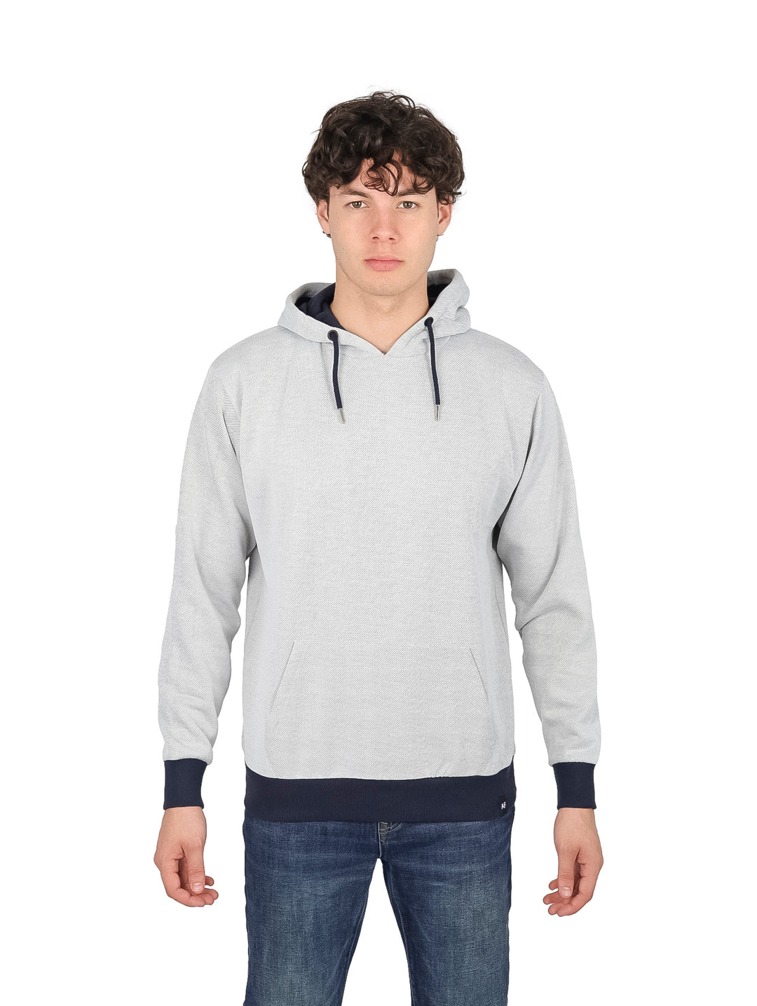Sudadera con capucha color gris con detalles en azul marino en los puños y la cintura.