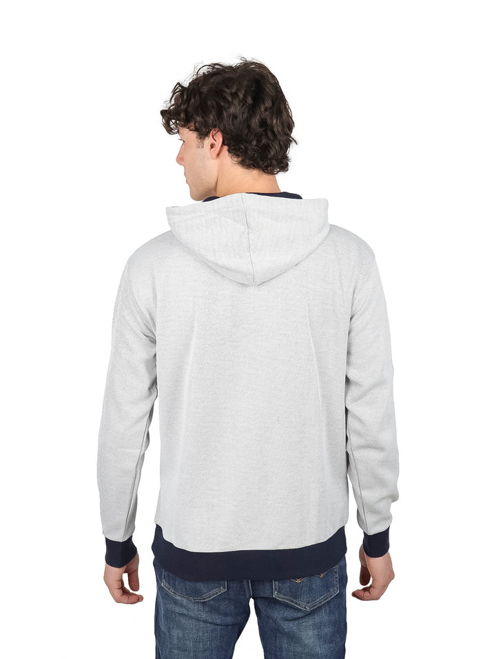 Sudadera con capucha color gris con detalles en azul marino en los puños y la cintura.