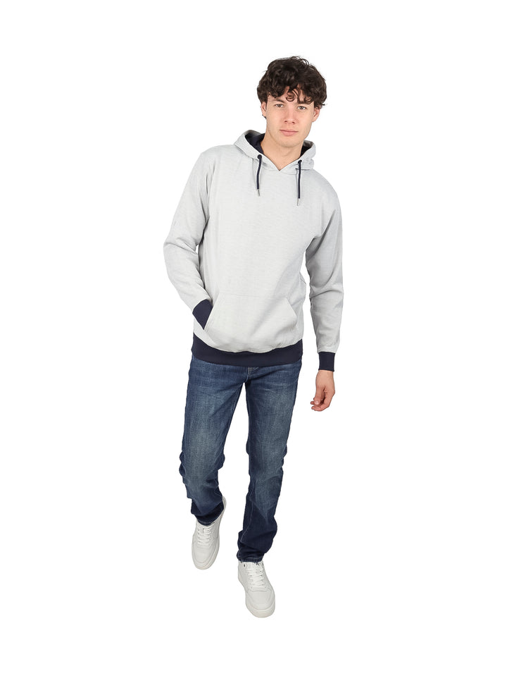 Sudadera con capucha color gris con detalles en azul marino en los puños y la cintura.