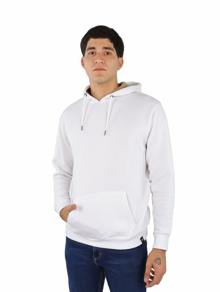 Hombre vistiendo una sudadera blanca con capucha y bolsillo frontal de la marca American Fly.