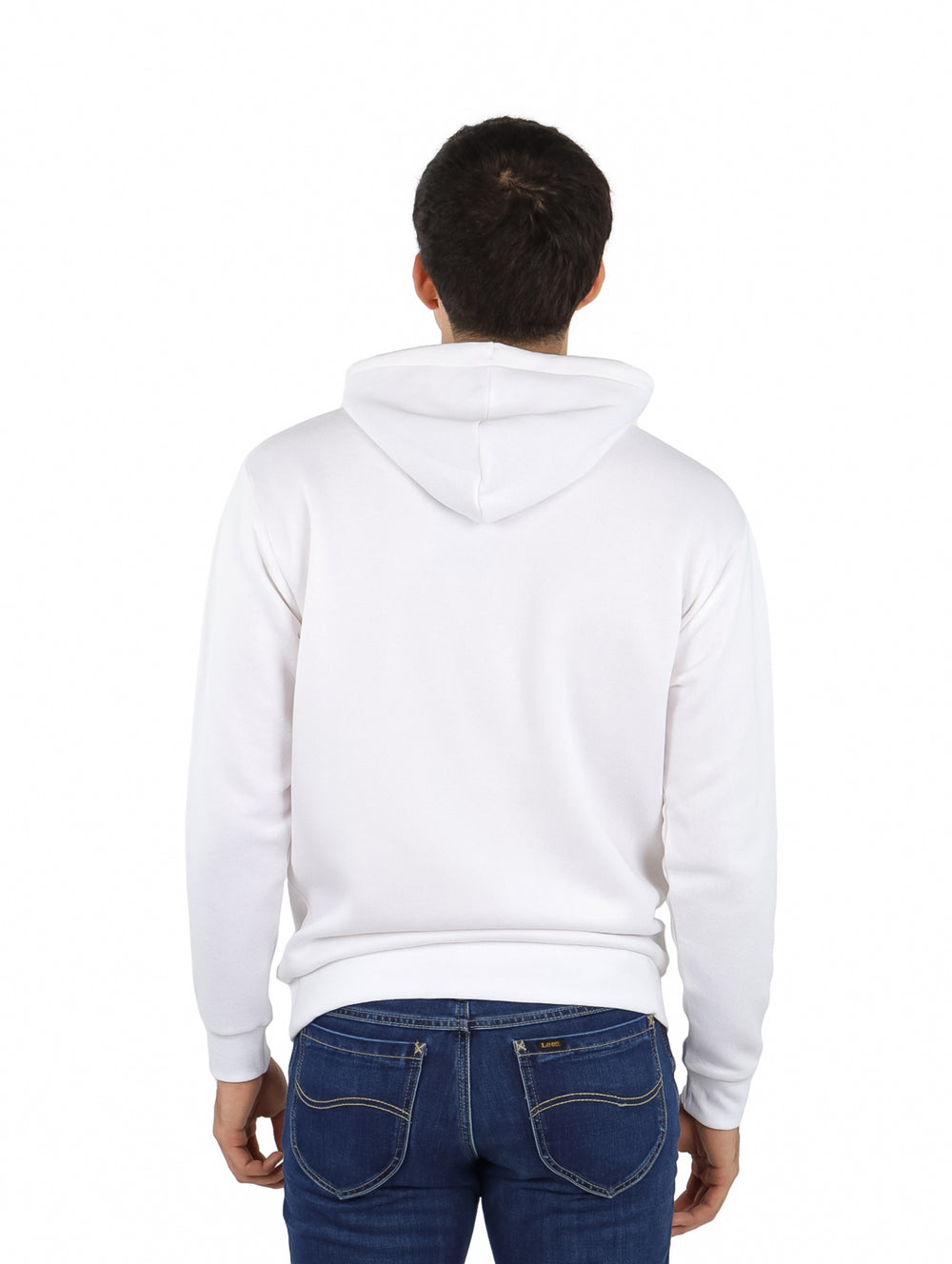 Hombre vistiendo una sudadera blanca con capucha y bolsillo frontal de la marca American Fly.