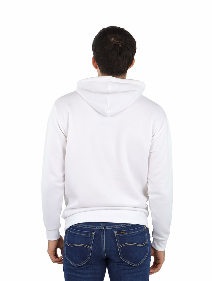 Hombre vistiendo una sudadera blanca con capucha y bolsillo frontal de la marca American Fly.