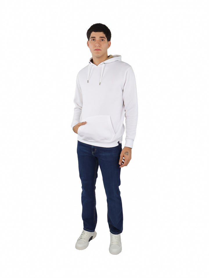 Hombre vistiendo una sudadera blanca con capucha y bolsillo frontal de la marca American Fly.