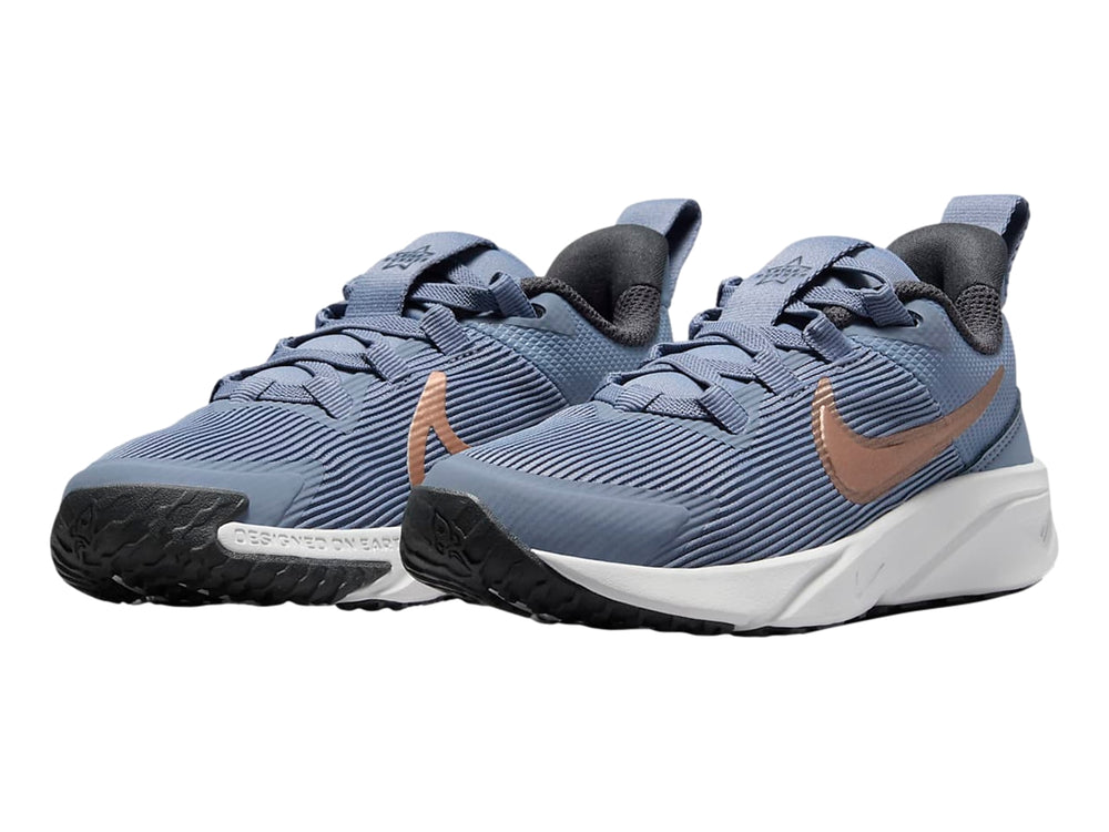 Tenis deportivos Nike Star Runner 4 en color azul con suela blanca y detalles en bronce.