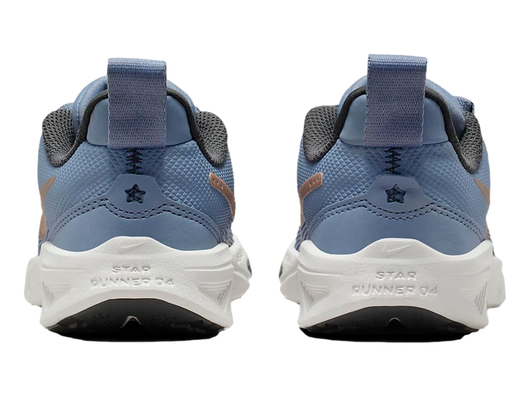 Tenis deportivos Nike Star Runner 4 en color azul con suela blanca y detalles en bronce.