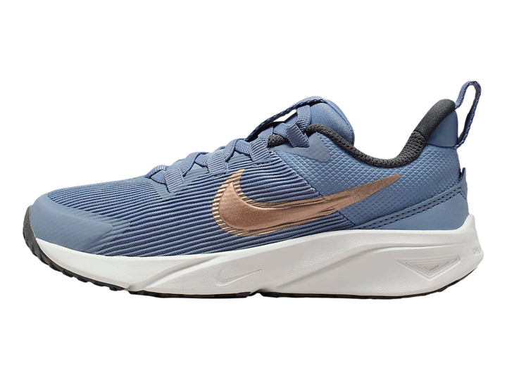 Tenis deportivos Nike Star Runner 4 en color azul con suela blanca y detalles en bronce.