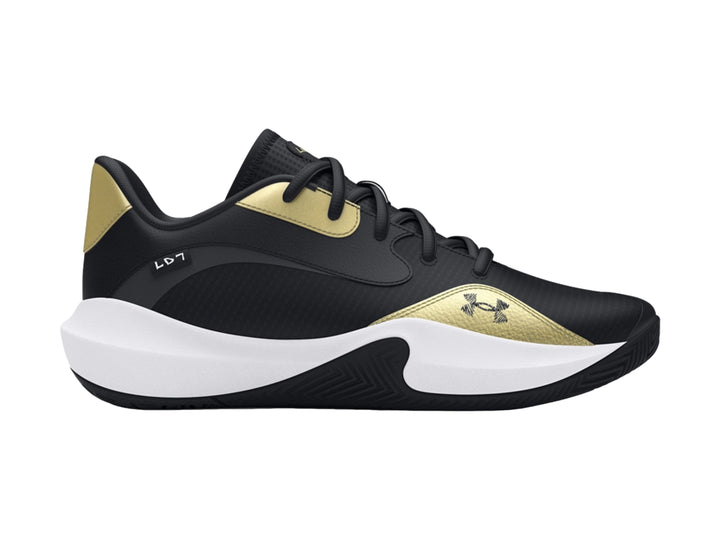 Tenis de baloncesto Under Armour Lockdown 7 Low en color negro con detalles dorados y suela blanca.