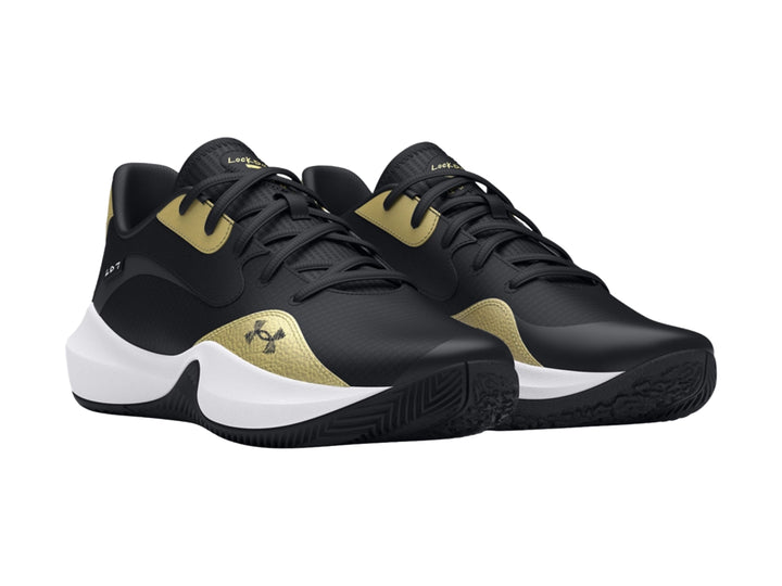 Tenis de baloncesto Under Armour Lockdown 7 Low en color negro con detalles dorados y suela blanca.
