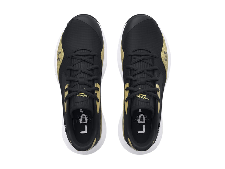 Tenis de baloncesto Under Armour Lockdown 7 Low en color negro con detalles dorados y suela blanca.