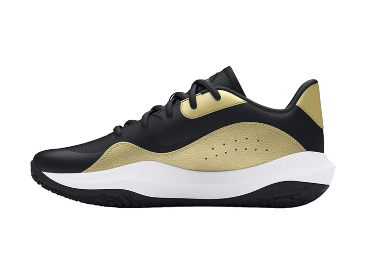 Tenis de baloncesto Under Armour Lockdown 7 Low en color negro con detalles dorados y suela blanca.