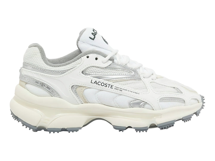 Tenis deportivos Lacoste color blanco y gris con suela gruesa y detalles plateados.