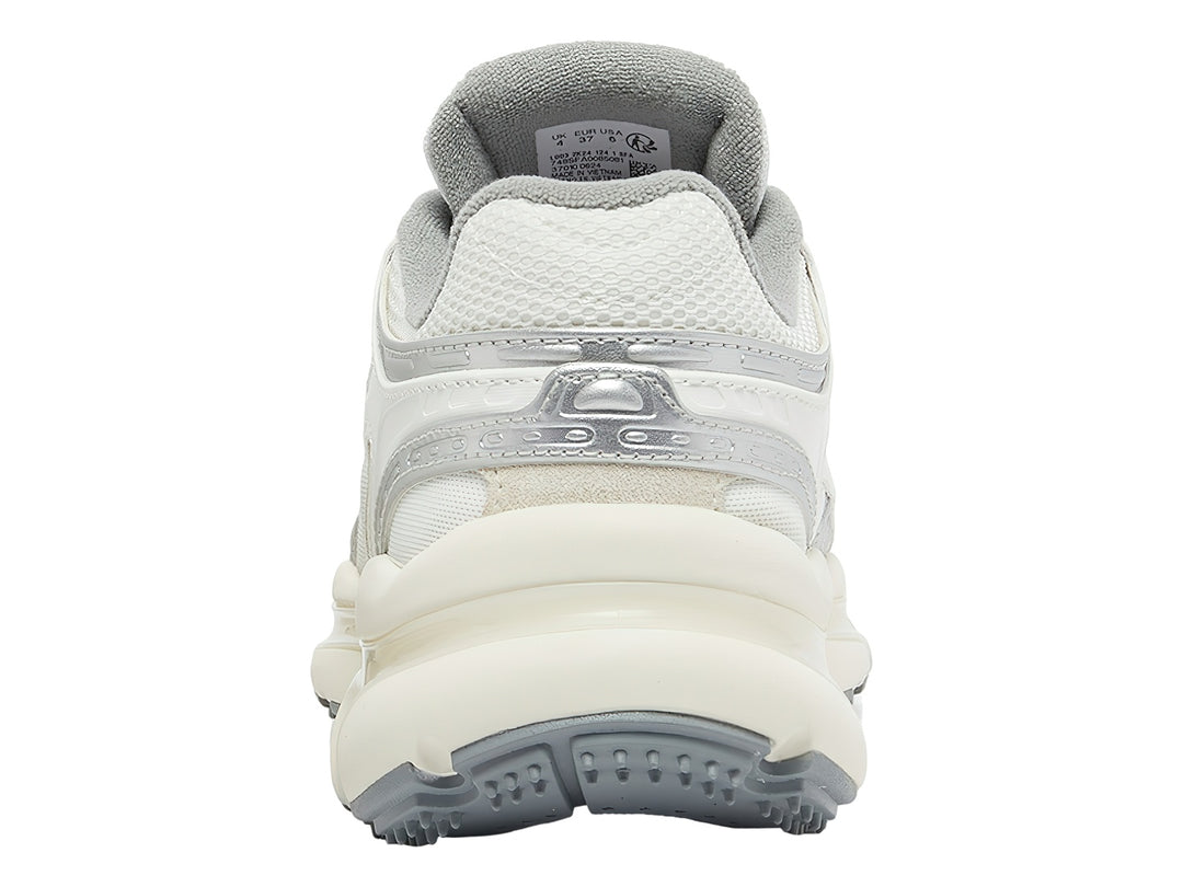 Tenis deportivos Lacoste color blanco y gris con suela gruesa y detalles plateados.