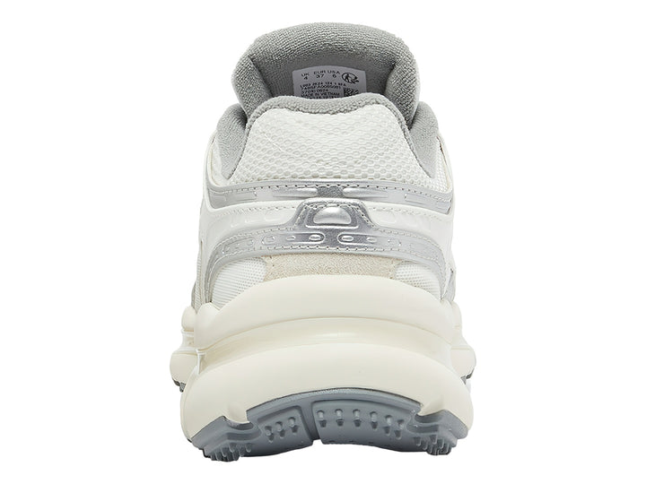 Tenis deportivos Lacoste color blanco y gris con suela gruesa y detalles plateados.